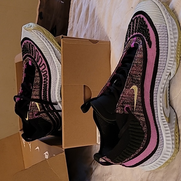 Nike Cosmic sneakers (adult) NEW Men Size 9 , Women size 10.5 US - Picture 3 of 14